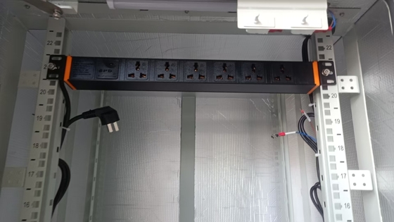Czarny 200 - 240VAC 32A pionowa jednostka dystrybucji energii PDU z gniazdkami C13 / C19 do dystrybucji energii
